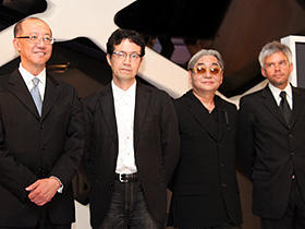 このコラボ、トレンドとなるか？ （左から）テレンス・チャン、荒牧伸志監督、 細野晴臣、トマソ・ガッリ氏