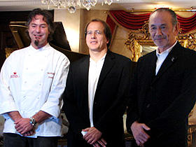 「厨房で逢いましょう」 （左から）フランク・エーラー、ミヒャエル・ホーフマン監督、 松尾幸造氏