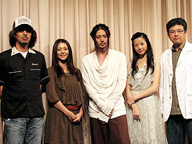 「転々」 （左から）三木聡監督、小泉今日子、オダギリジョー、 吉高由里子、三浦友和