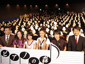 （左から）宮迫博之、池脇千鶴、福田麻由子、 上戸彩、神木隆之介、小島正幸監督