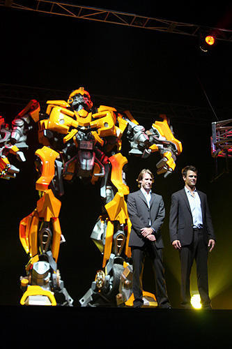 東京ビッグサイトに巨大ロボット出現！「トランスフォーマー」プレミア