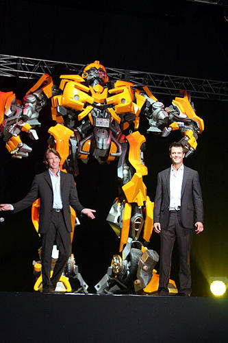 東京ビッグサイトに巨大ロボット出現！「トランスフォーマー」プレミア