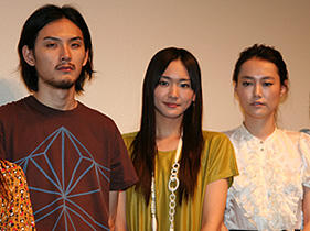 「恋するマドリ」（左から）松田龍平、新垣結衣、菊地凛子