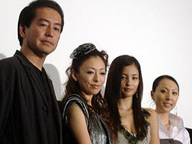 （左から）曽利文彦監督、松雪泰子、黒木メイサ、mink