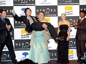 「ヤッター！」は日本の流行語になるか？ （左から）グレッグ・グランバーグ、マシ・オカ、千代大海、 アリ・ラーター、センディル・ラママーシー