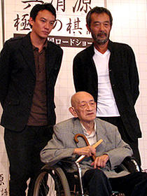 天才棋士の記憶力は驚異的！ （左から）チャン・チェン、呉清源、 ティエン・チュアンチュアン監督