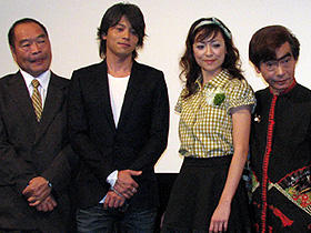 「逃亡くそたわけ／21才の夏」の出演者たち （左から）ガッツ石松、吉沢悠、美波、我修院達也