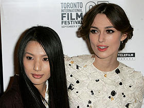 トロント国際映画祭に登場した（左から）芦名星、キーラ・ナイトレイ