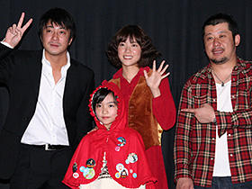 上野も上機嫌！ （後段左から）加藤浩次、上野樹里、ケンドーコバヤシ （前段）森理沙子ちゃん
