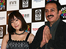 結果は上々、麻生大満足 （左から）麻生久美子、アボルファズル・ジャリリ監督