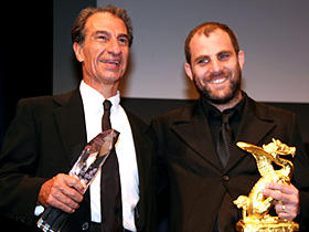 （左から）グランプリ受賞「迷子の警察音楽隊」の 主演サッソン・ガーベイ、エラン・コリリン監督