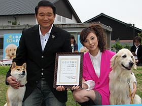 犬の名演にも演技賞？ （左から）船越英一郎、田中麗奈