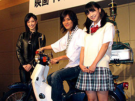 毎度あり！（左から）長澤奈央、斉藤慶太、倉科カナ