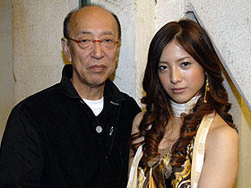 世界のニナガワ、“大物女優”にデレデレ （左から）蜷川幸雄監督と吉高由里子