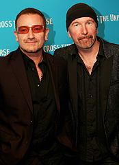 U2のボノとエッジが、観客わずか250人のライブに飛び入り出演！