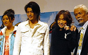 （左から）山田優、小栗旬、清水ミチコ、マイク眞木
