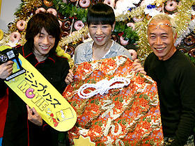 賑やかな日本語版シンプソン一家！ （左から）田村淳、和田アキ子、所ジョージ