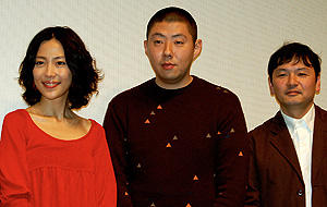 荒川の珍回答に、会場はユルい笑いに包まれて。 （左から）木村佳乃、荒川良々、藤田容介監督