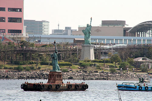 東京湾に“首のない自由の女神像”が出現！「クローバーフィールド」 - 画像1