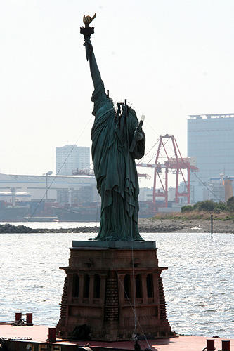 東京湾に“首のない自由の女神像”が出現！「クローバーフィールド」 - 画像10