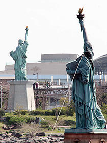 東京湾に“首のない自由の女神像”が出現！「クローバーフィールド」