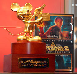 世界でたった1つ！純金製の“黄金のミッキーマウス像”がお披露目