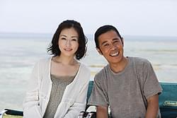 岡村と松雪が夫婦を演じる「てぃだかんかん」「カンカン」