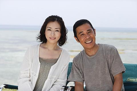 岡村と松雪が夫婦を演じる「てぃだかんかん」