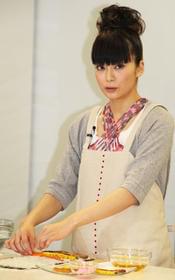 恵方巻き作りでは真剣な表情「食堂かたつむり」