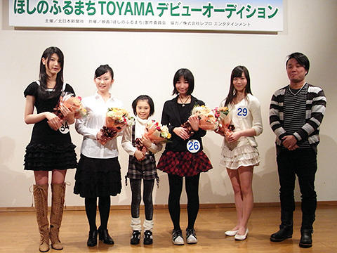 （写真左から）松田梨沙さん、押田栞さん、 稲場きさらさん、河内美澪さん、樋口瑞姫さん、川野浩司監督