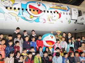 ちびっ子60人に整備場も大賑わい「映画ドラえもん のび太の人魚大海戦」