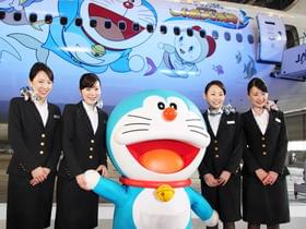CAのお姉さんに囲まれてご機嫌なドラえもん「映画ドラえもん のび太の人魚大海戦」