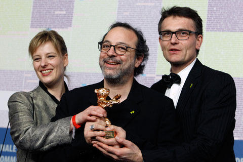 ベルリン映画祭閉幕　金熊賞はトルコ映画、最優秀女優賞に寺島しのぶ