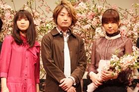 物語のキーワードとなる桜をバックに「時をかける少女」