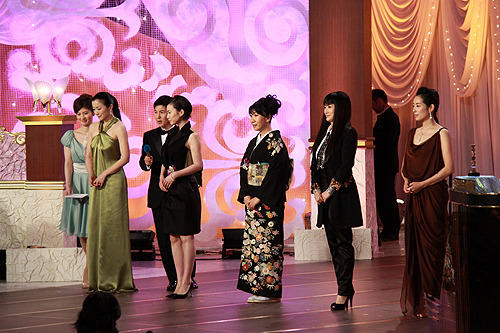 優勝助演女優賞 （左から）鈴木京香、中谷美紀、室井滋、余貴美子、木村多江