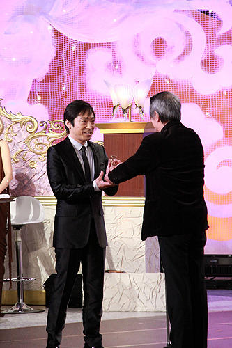 最優秀助演男優賞 プレゼンターの山崎努からトロフィーを受け取る香川照之
