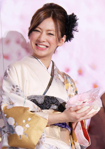 北川景子、桜スウィーツ贈られ“満開”の笑顔