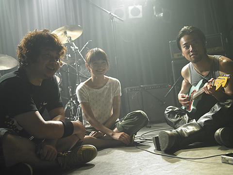宮崎あおい、ギターを弾く　「ソラニン」なごやかメイキング映像公開