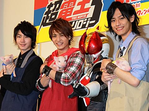 イケメン仮面ライダー、食べたいくらいカワイイ子ブタにうっとり？