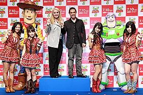 ウッディとバズの登場にAKBも大はしゃぎ「トイ・ストーリー」