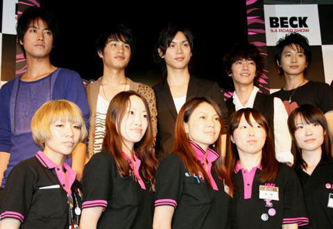 HMV渋谷のスタッフと記念写真に納まる （左から）桐谷健太、中村蒼、水嶋ヒロ、 佐藤健、向井理