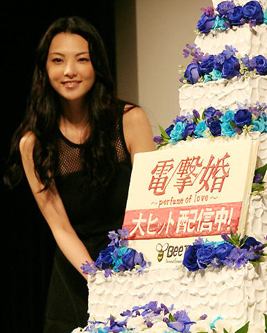 田中麗奈、人生初のケーキカットで「女優冥利に尽きる」