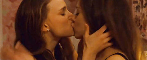 ナタリー・ポートマンとミラ・クニス、女同士の官能的なキス写真公開