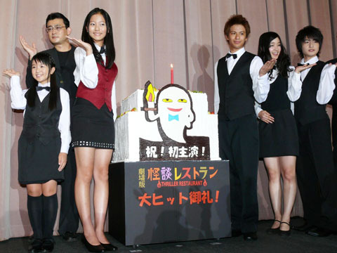 工藤綾乃、映画初主演作公開を特製ケーキで祝福