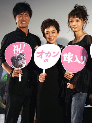 満面の笑みを浮かべる（左から）桐谷健太、 大竹しのぶ、宮崎あおい