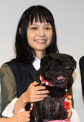 宮崎あおい、共演した黒パグ犬のサプライズ登場に大喜び