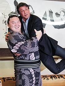 軽々と持ち上げてみせた「エクスペンダブルズ」