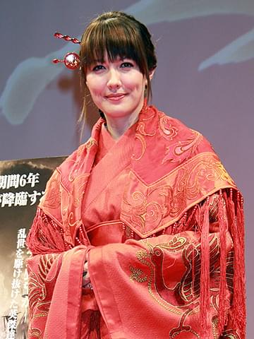 山本モナ、ひと足早く婚礼衣装に身を包みノロケ