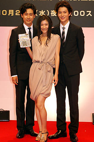 篠原涼子、岡田将生と16歳差キスも 日テレ系ドラマ「黄金の豚」