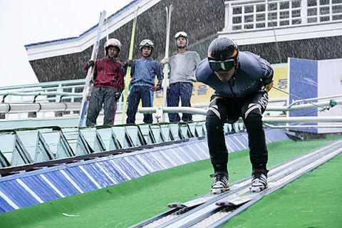 国家代表 スキージャンプ初心者たちの奇抜な練習風景公開 映画ニュース 映画 Com